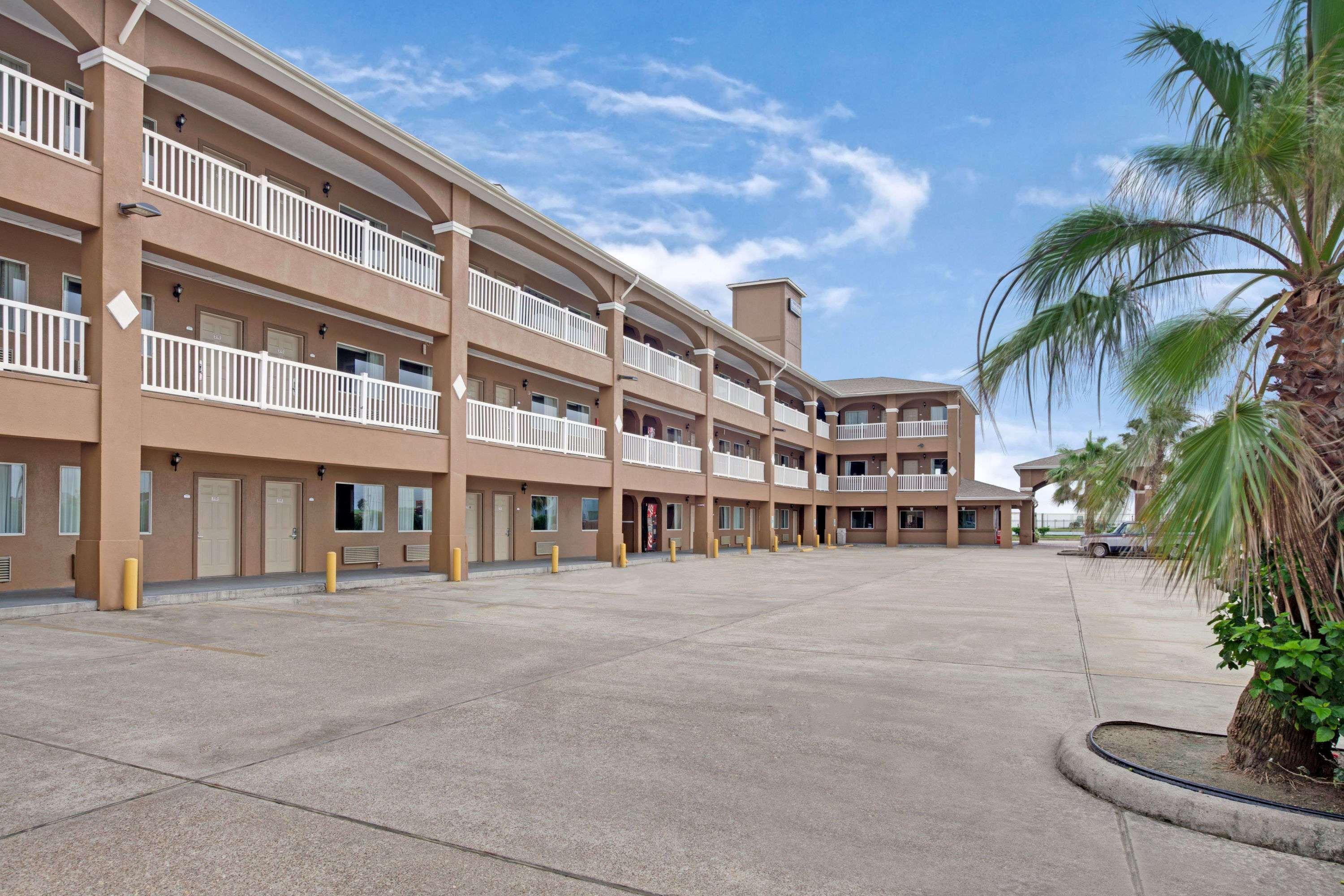 Red Roof Inn Plus + Galveston - Beachfront Dış mekan fotoğraf
