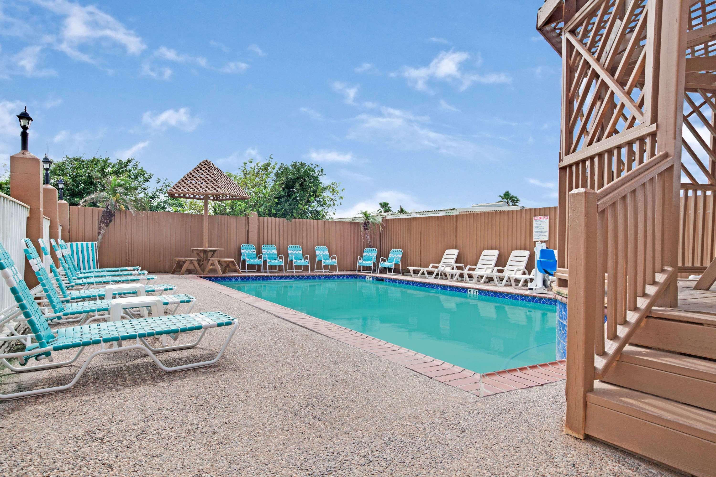 Red Roof Inn Plus + Galveston - Beachfront Dış mekan fotoğraf