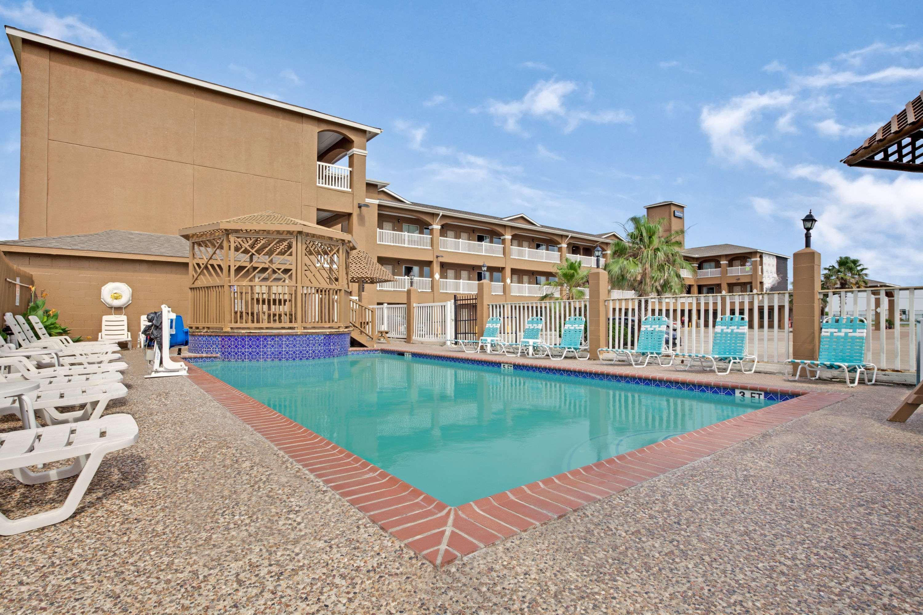 Red Roof Inn Plus + Galveston - Beachfront Dış mekan fotoğraf
